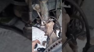 Ниссан Серена. Замена пыльника рулевого наконечника.