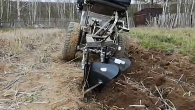 Минитрактор переломка. Первое испытание плуга. смотреть онлайн