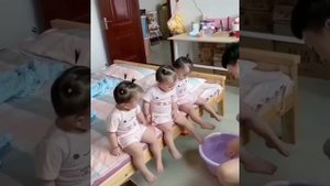 Тройняшки)) Такие милые. А вы видели их прически? 1,2,3)))