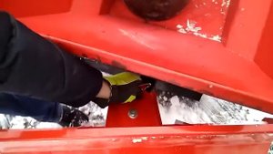 Самоходная тележка думпер Мотомул чистит дорогу от снега.
