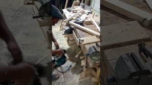 Банная дверь на клиньях ласточкин хвост из ситовой древесины.