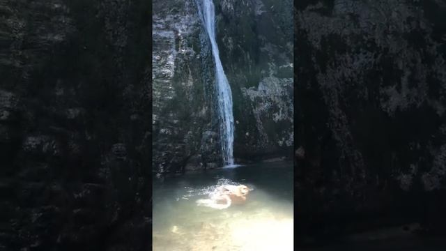 Купание в ледяной воде в серебряном водопаде. Бодрит и смывает весь негатив. Я Афродита?