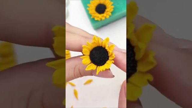 ? Мастер-класс по лепке подсолнуха от Нюты https://vk.com/shkola.lepki.online смотреть онлайн