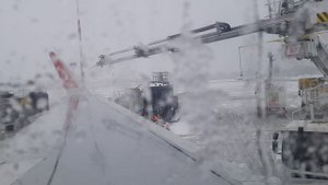 Обработка самолета от обледенения. Москва.