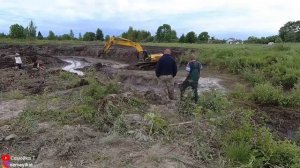 Копаем пруд на даче экскаватором. Digging a pond. Очистка и углубление пруда в деревне от ила.