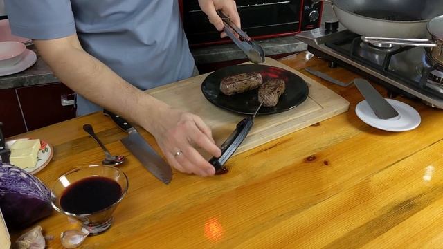 ОЛЕНИНА с винным соусом и ТУШЁНОЙ капустой