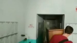 Переноска пианино при помощи ремней