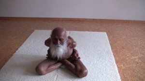 101 Jahre alt - Yogi Swami Yogananda präsentiert seine Beweglichkeit
