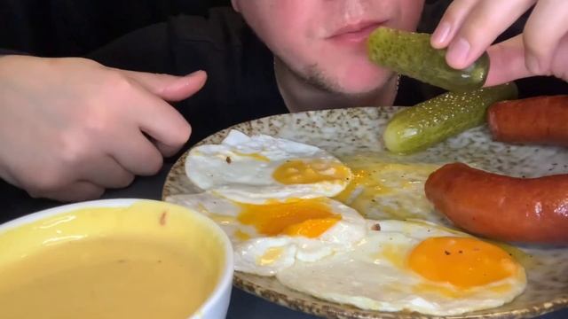 МУКБАНГ l жаренные яйца l ОБЖОР l колбаса краковская смотреть онлайн