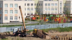 Самосвал провалился в вырытый котлован на стройке.