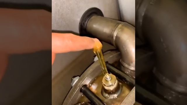 Ламинарный поток даёт этот визуальный эффект, из-за которого кажется, что жидкость застыла
