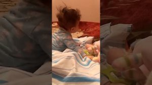 Маленькая девочка разговаривает