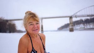 Купание в проруби, зимой. Плавание зимой, купание в полынье. Приглашение в клуб моржей.