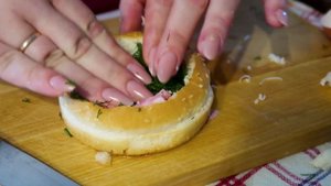 Булочка с яйцом на завтрак