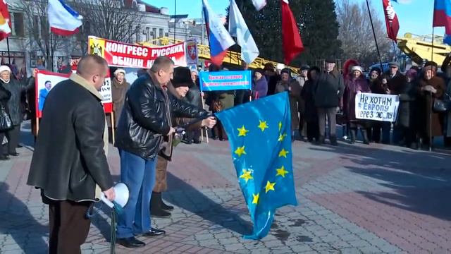В Симферополе сожгли флаг ЕС   Новости Крыма за 15 �