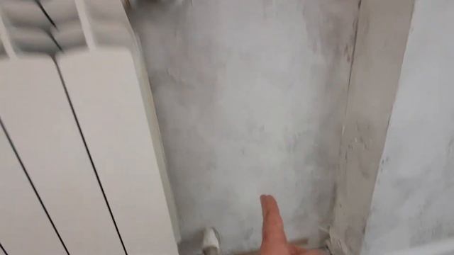 Затопили соседей, строители пробили трубу отопления, прикручивая плинтус