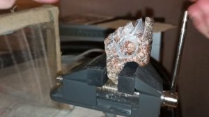 Работа с камнем. Визитница из камня. Гравировка, скалываю лишние куски. Гравер, тиски.