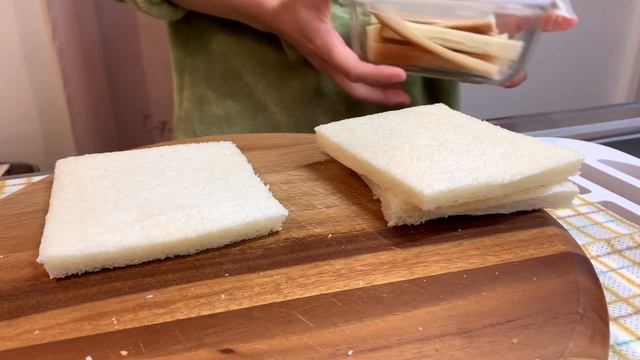 一人暮らしの食事vlog? 韓国料理ソトクソトク2023年初マックチョコロールフレンチトースト?三色そぼろローソンのロールケーキ?