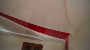 Трех-уровневая натяжной потолок "Река" с красным глянецем