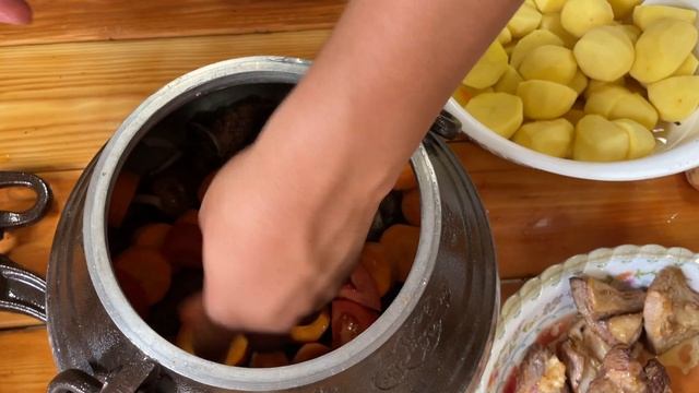 Говяжий ребра с овощами в афганском казане. Можно есть кости.