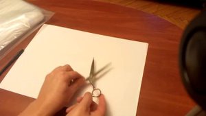 Мастер объясняет принцип работы ножниц для левши, и для правши