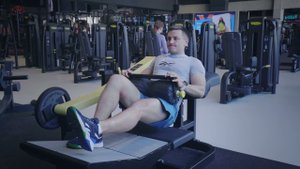 Ягодичный мостик на одной ноге в тренажере