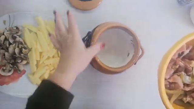 Ужин для Всей Семьи в Горшочке! Мясо с грибами и картошкой! Муж будет просить добавку!
