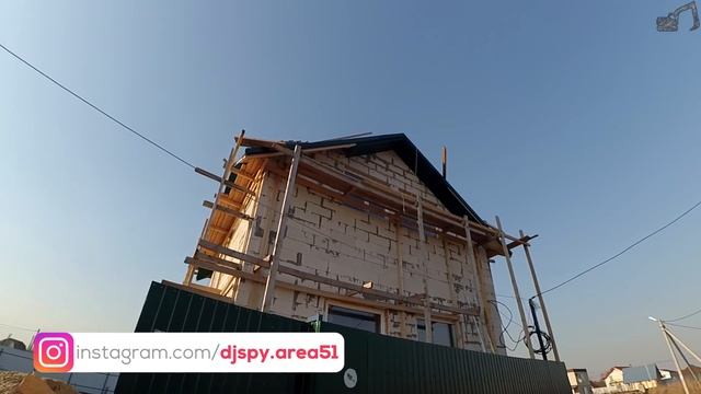 Подшиваю свесы кровли на крыше судейкина которая повергла всех в шок | день 3-4 смотреть онлайн