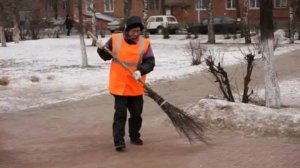 Русский дворник в Москве. Как работает и сколько зарабатывает