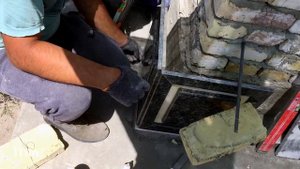 Сухая сборка цоколя из гранита.