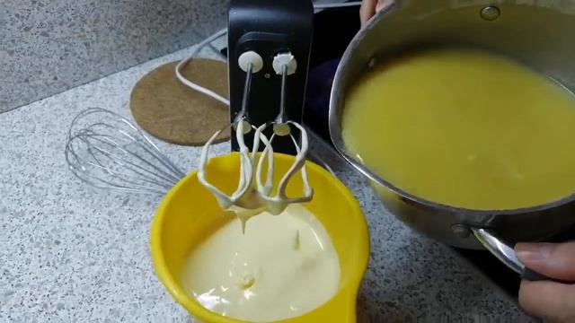 ?ЛИМОННЫЙ курд или крем который используется в десерты.