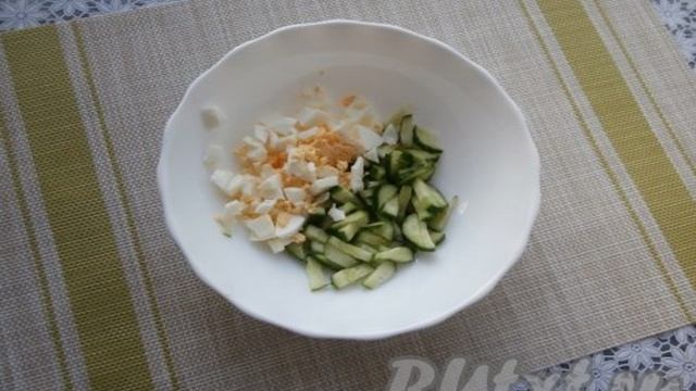Салат с корейской морковью, огурцом и яйцом
