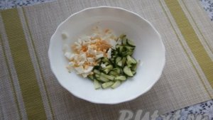 Салат с корейской морковью, огурцом и яйцом