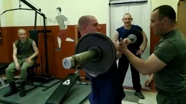 Бицепс со Штангой для боксёров в Армии! смотреть онлайн