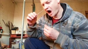 нитку продел через рот и нос