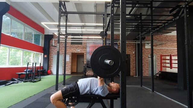 Жим штанги лёжа узким хватом смотреть онлайн