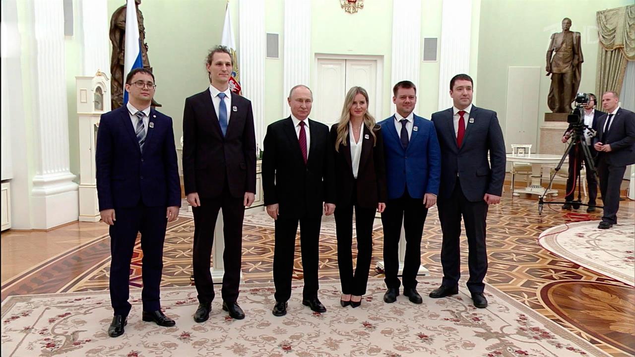 В День российской науки Владимир Путин в Кремле вручил премии молодым ученым