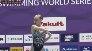 Спортсменка ныряет в бассейн