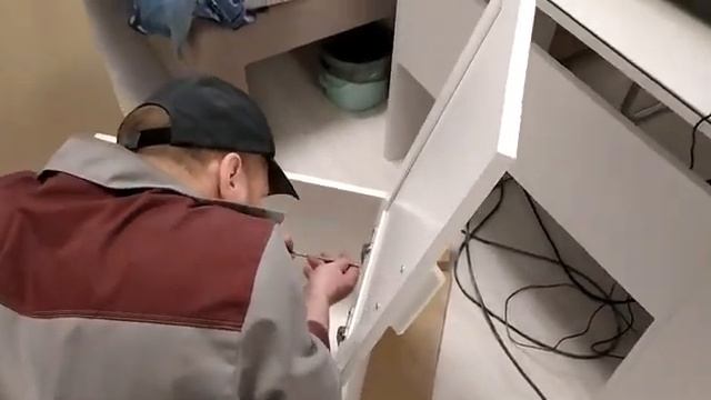 Как повесить полки на стену красиво и правильно без видимого крепежа – снято на видео