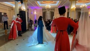 КАРАЧАЕВСКАЯ СВАДЬБА. ОБРЯД СНЯТИЯ ПЛАТКОВ С НЕВЕСТЫ В ДОМЕ СВАТОВ! СЕН МЕНИ КЮНЮМСЕ: РАСУЛ ЛАЙПАНО