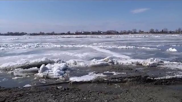 У Тобольска на Иртыше начался ледоход смотреть онлайн