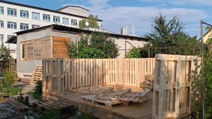 Беседка из поддонов. Начинаю возводить стены.