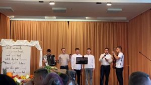 Церковь Божья, поднимайся,Слушай своего Царя.