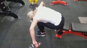 Махи гантелями на заднюю дельту в наклоне сидя