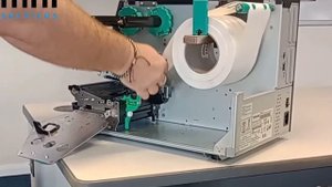 Toshiba Tec B-EX4T2 - Loading labels into the printer