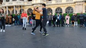 ofrezco bailar y me retan a BACHATA DOMINICANA y miren qué sucede bailando SALSA CUBANA #Barcelona