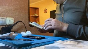 Ремонт телефона SAMSUNG S8, замена вздутой батареи!