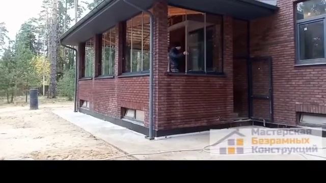 Терраса из кирпича с раздвижным Безрамным Остеклением СЛАЙД