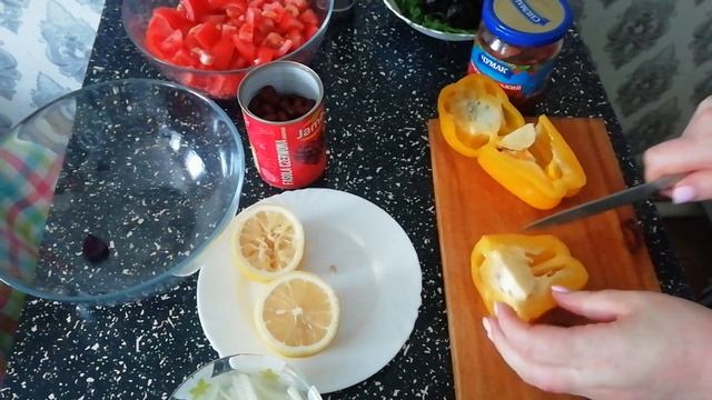 Салат с помидорами и красной фасолью
