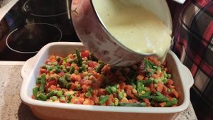 Овощи под соусом бешамель.Vegetables with béchamel sauce